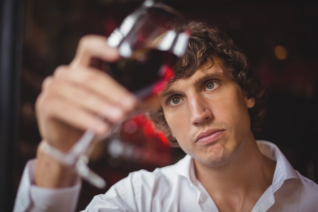 4 ERRORES COMUNES QUE ARRUINAN TU VINO TINTO (Y CÓMO EVITARLOS)