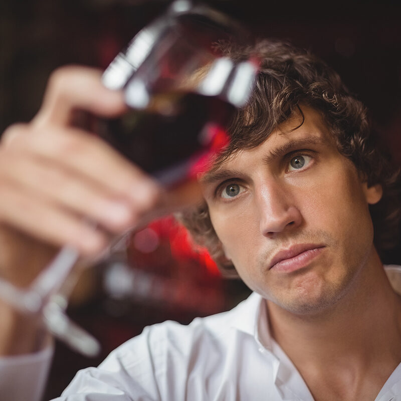 4 ERRORES COMUNES QUE ARRUINAN TU VINO TINTO (Y CÓMO EVITARLOS)
