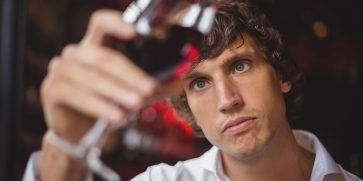 4 ERRORES COMUNES QUE ARRUINAN TU VINO TINTO (Y CÓMO EVITARLOS)